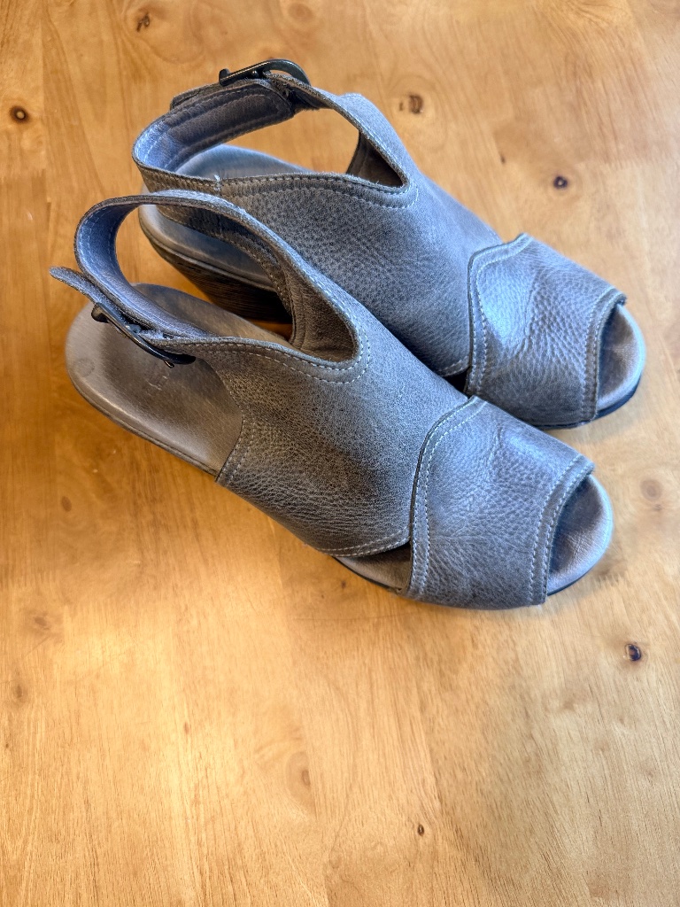 Dansko Thea Grey Distressed Leather Wedge Sandals Peep Toe Slingback Womens 38